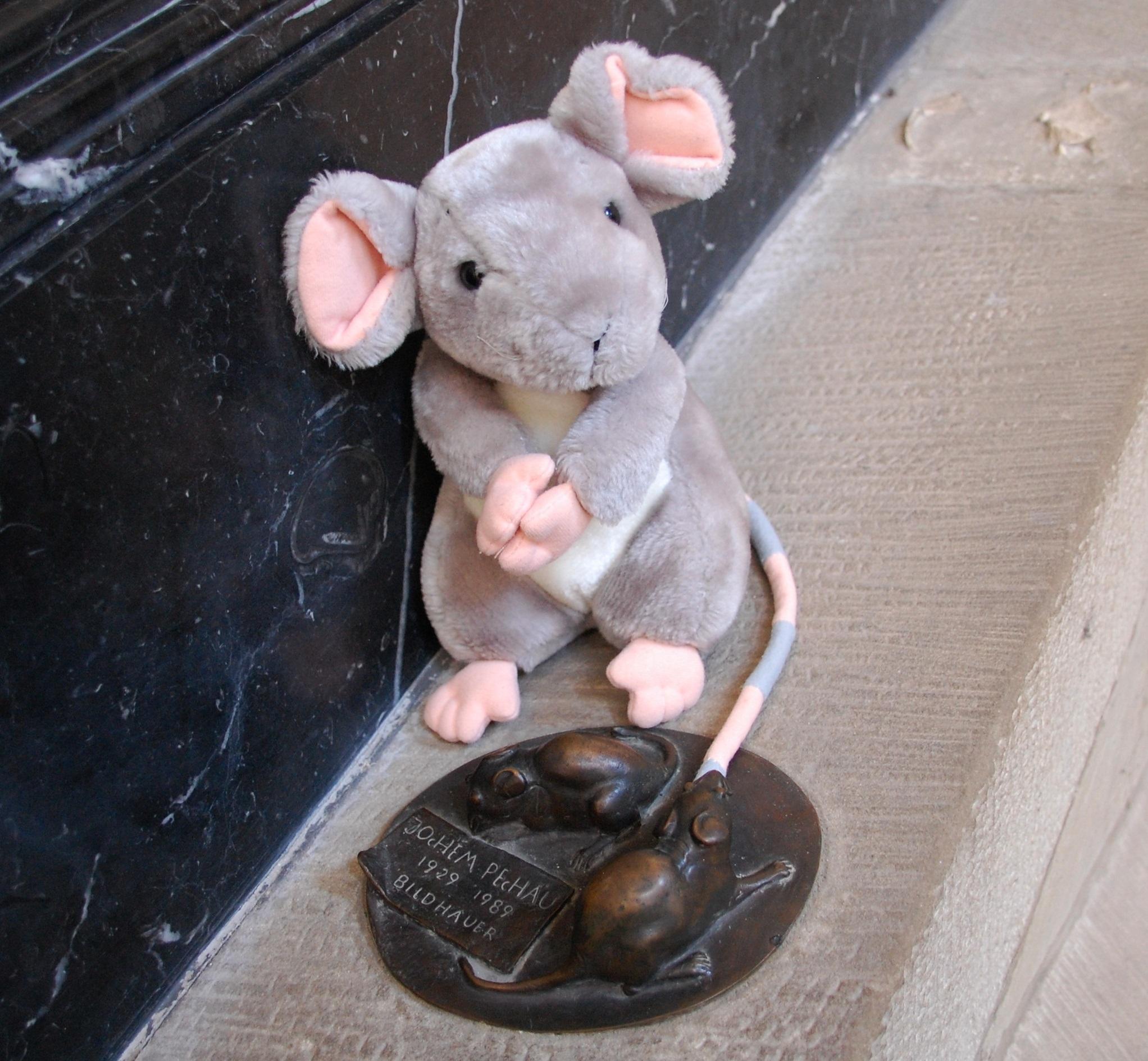 Dom-Maus Hella Bronzeplakette der Dom-Mäuse und die Plüschmaus Hella