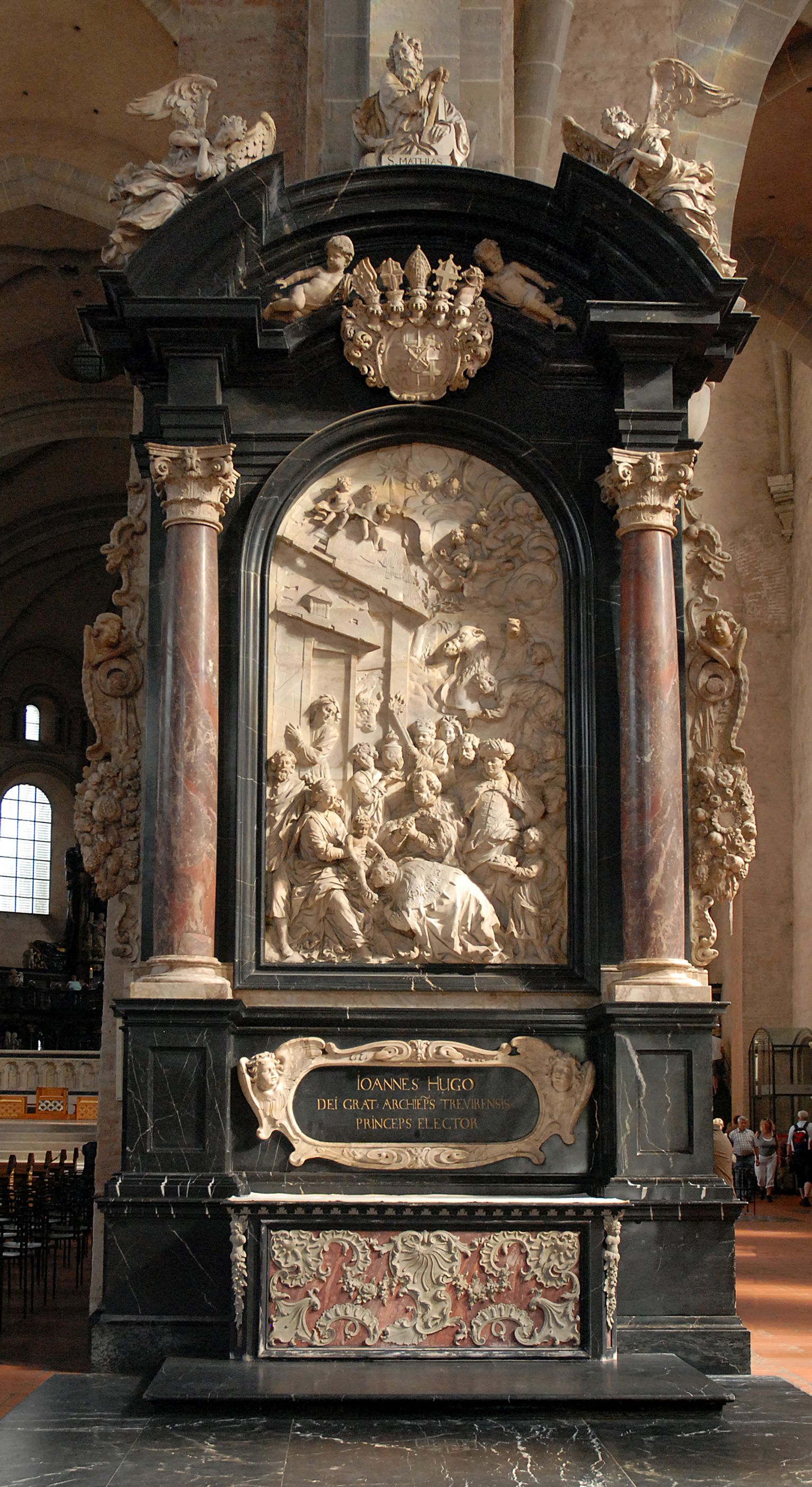 Dreikönigsaltar im Relief die Darstellung der Geburt Jesu