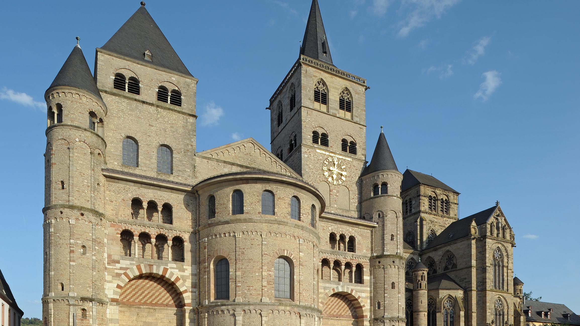 Trierer Dom mit Liebfrauen vor blauem Himmel